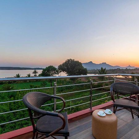Luna Villa By Stayvista - Lakeside Charm With Terrace, Lush Lawn & Modern Decor Nashik Eksteriør billede