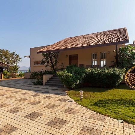 Luna Villa By Stayvista - Lakeside Charm With Terrace, Lush Lawn & Modern Decor Nashik Eksteriør billede