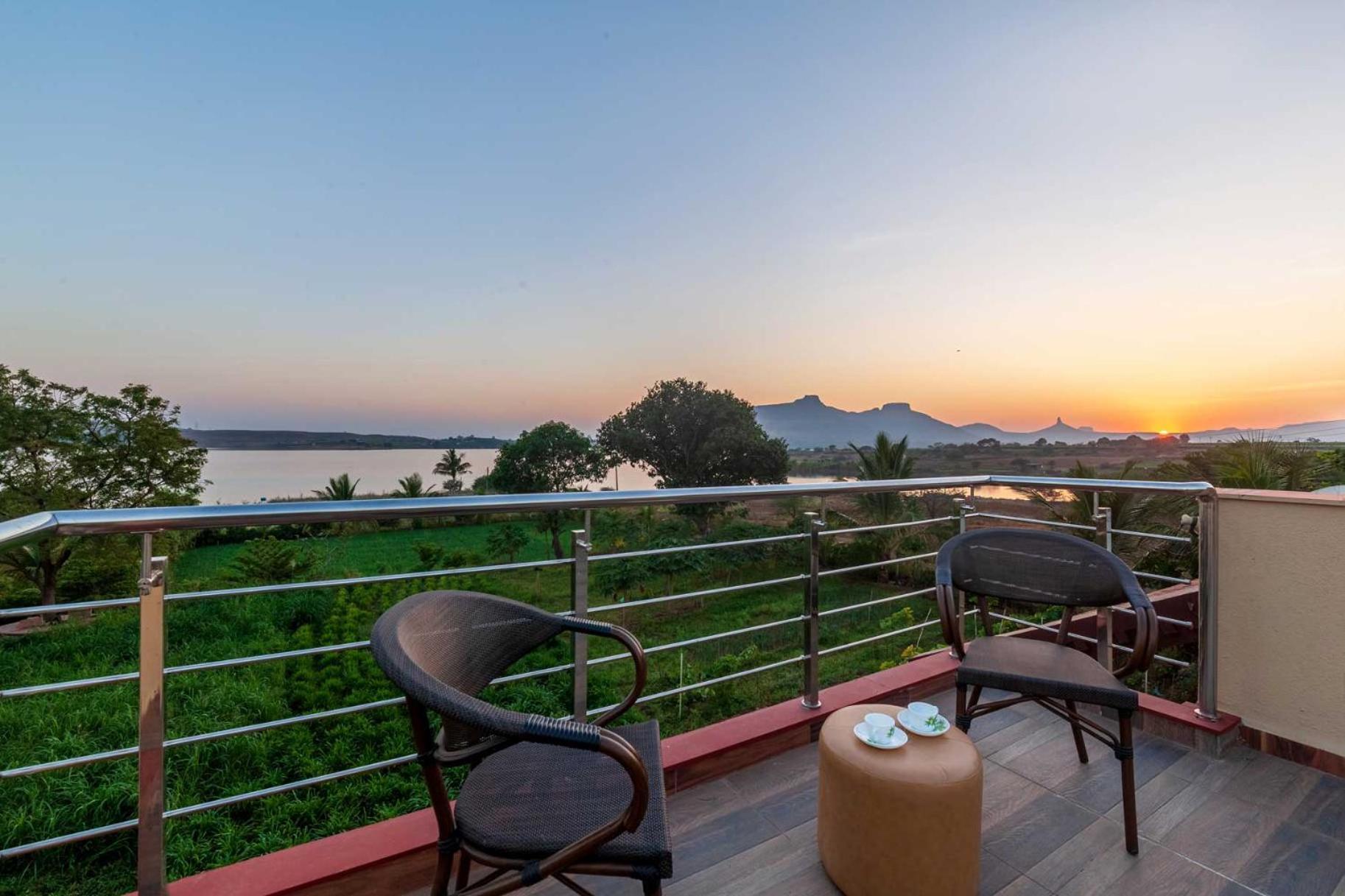 Luna Villa By Stayvista - Lakeside Charm With Terrace, Lush Lawn & Modern Decor Nashik Eksteriør billede