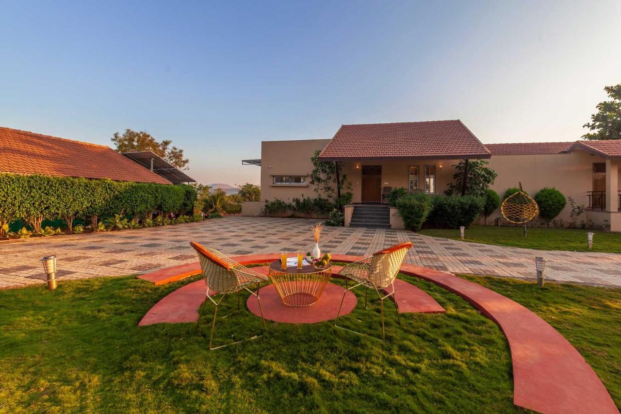 Luna Villa By Stayvista - Lakeside Charm With Terrace, Lush Lawn & Modern Decor Nashik Eksteriør billede