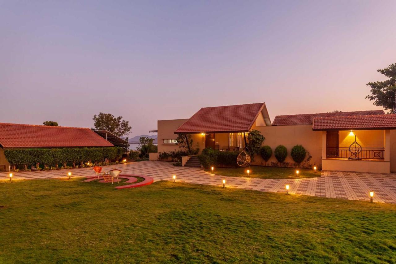 Luna Villa By Stayvista - Lakeside Charm With Terrace, Lush Lawn & Modern Decor Nashik Eksteriør billede