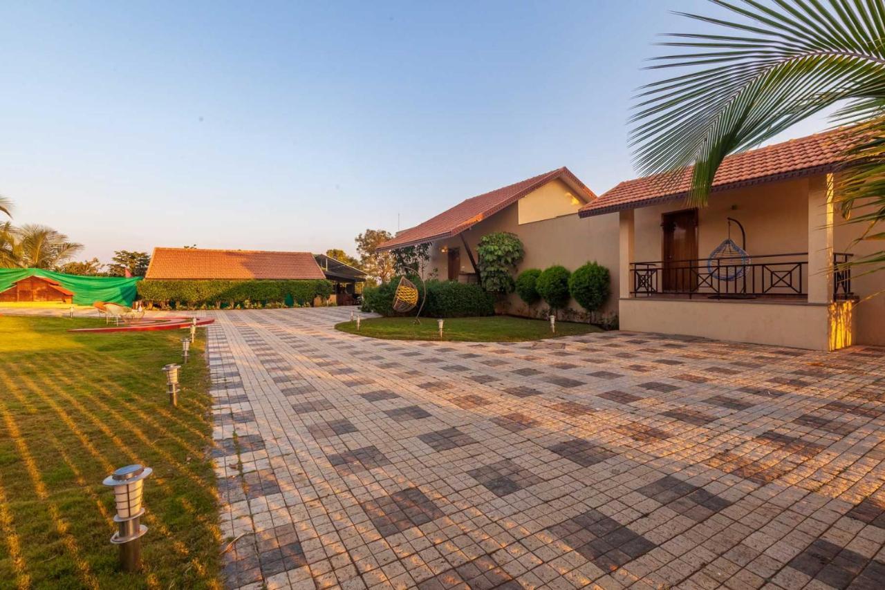 Luna Villa By Stayvista - Lakeside Charm With Terrace, Lush Lawn & Modern Decor Nashik Eksteriør billede