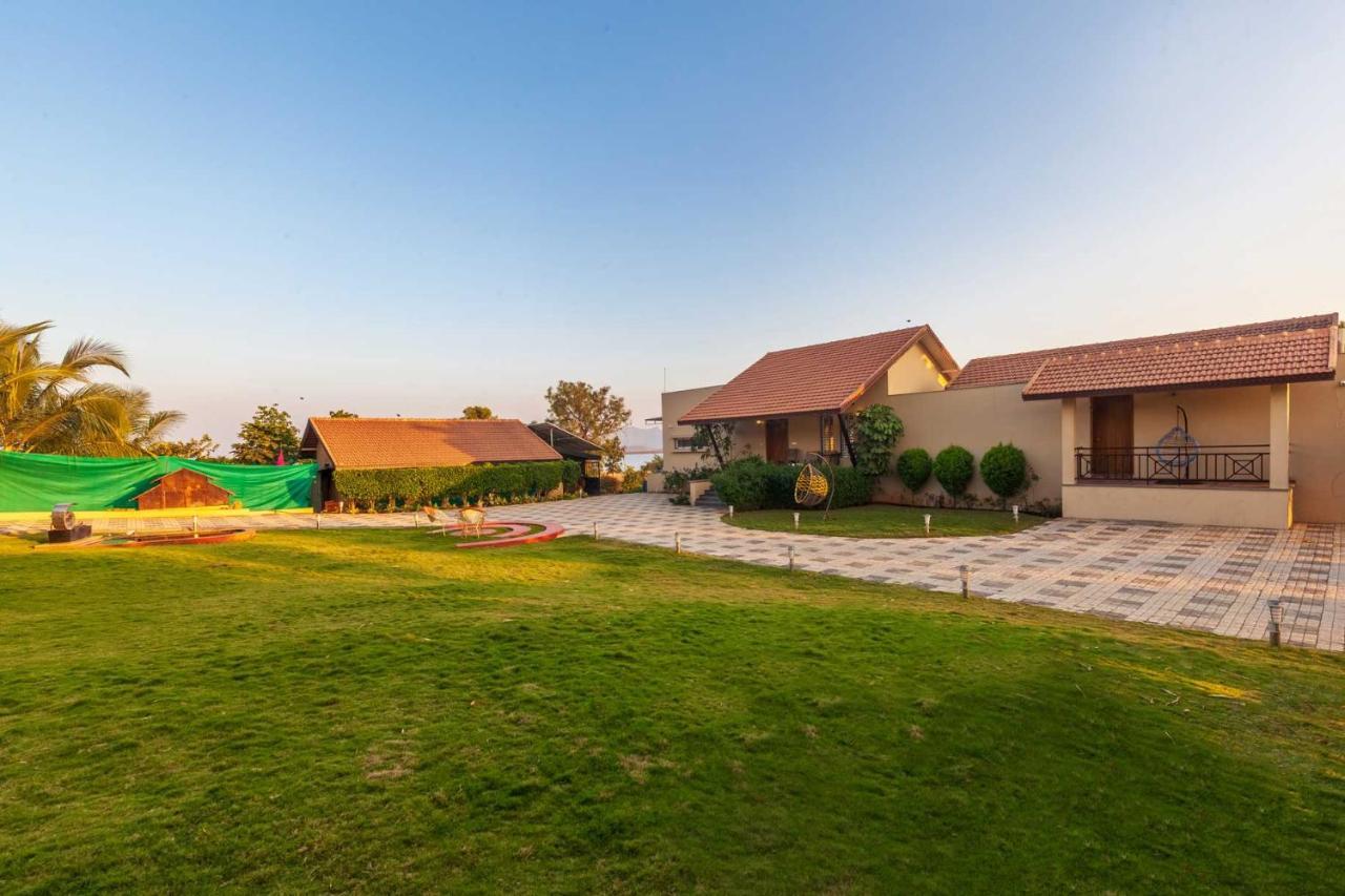 Luna Villa By Stayvista - Lakeside Charm With Terrace, Lush Lawn & Modern Decor Nashik Eksteriør billede