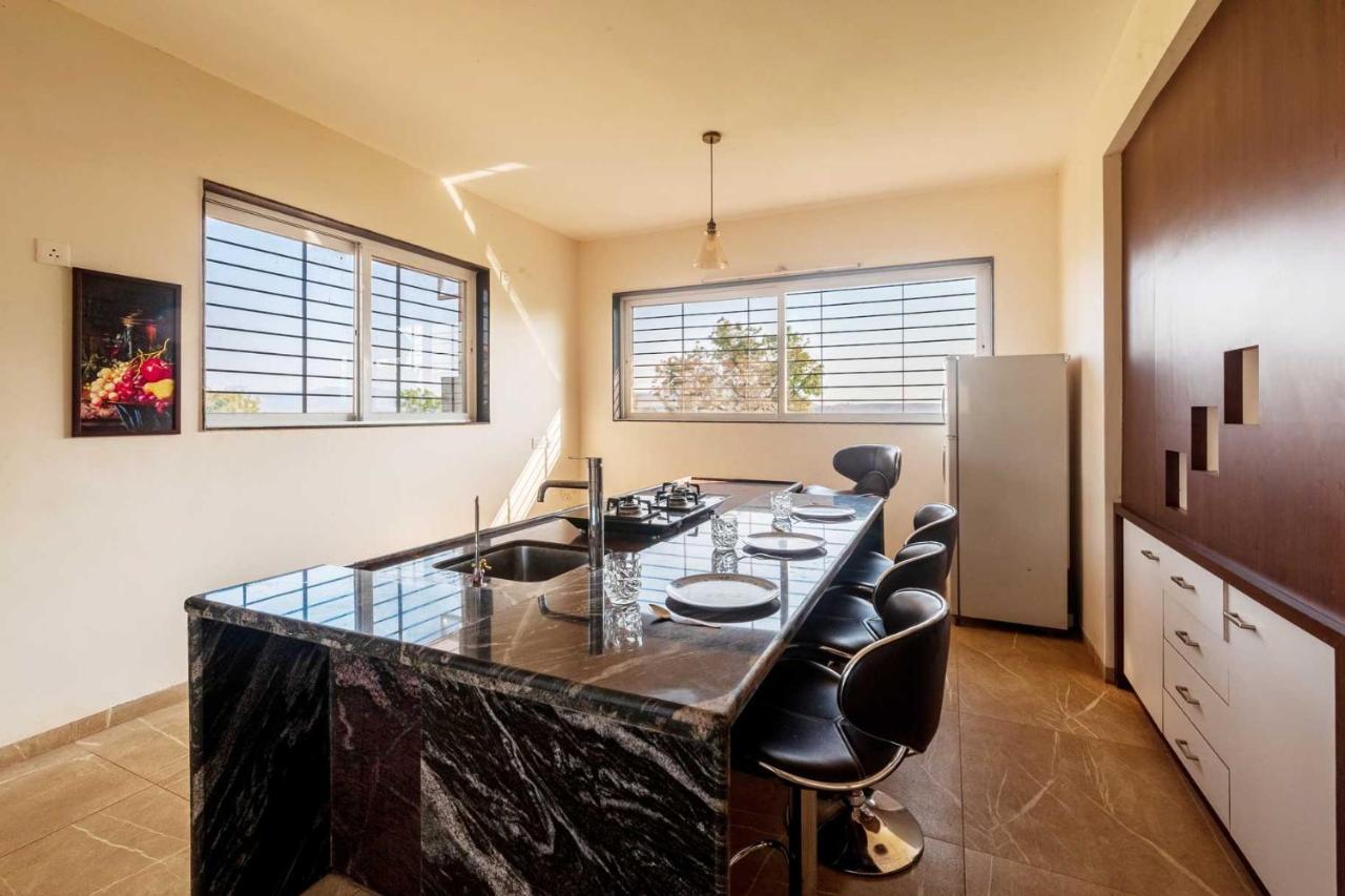 Luna Villa By Stayvista - Lakeside Charm With Terrace, Lush Lawn & Modern Decor Nashik Eksteriør billede