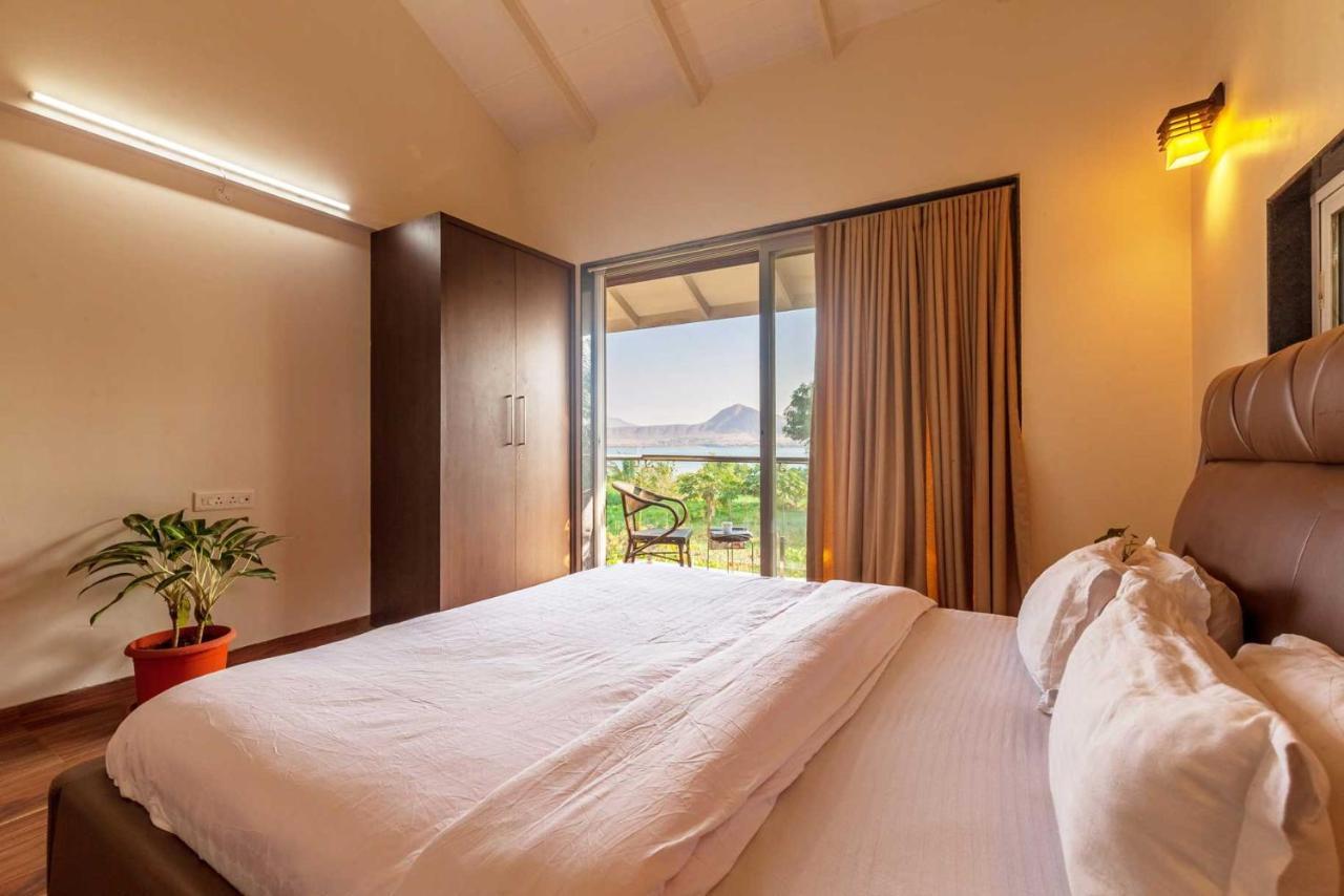 Luna Villa By Stayvista - Lakeside Charm With Terrace, Lush Lawn & Modern Decor Nashik Eksteriør billede